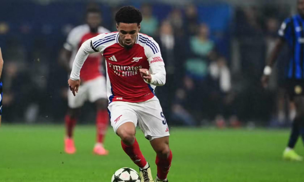 Ngôi sao Arsenal Nvanelli gặp 