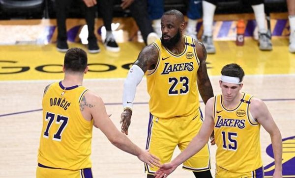 Chỉ 25.000! Các Lakers miễn cư